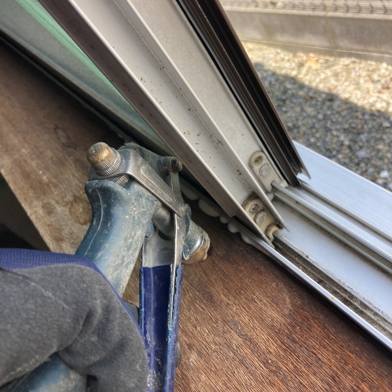 壁内部に直接シロアリ駆除剤を注入