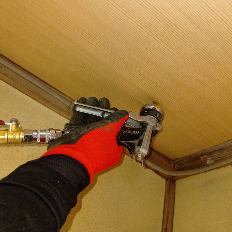 天井に穴を開けてシロアリ駆除剤を注入