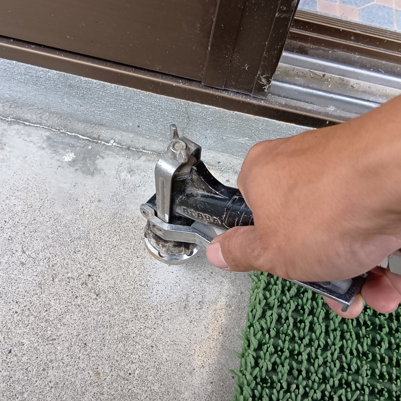 コンクリートに穴を開けてシロアリ駆除剤を注入