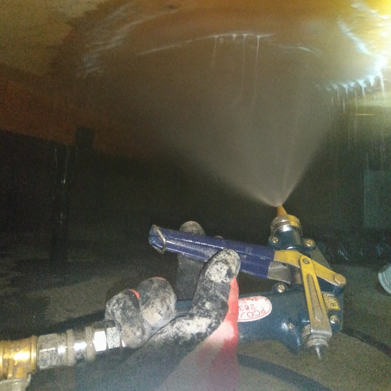 床下木材にシロアリ駆除剤を散布