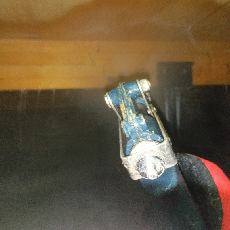 床下木材にシロアリ駆除剤を吹き付けている様子