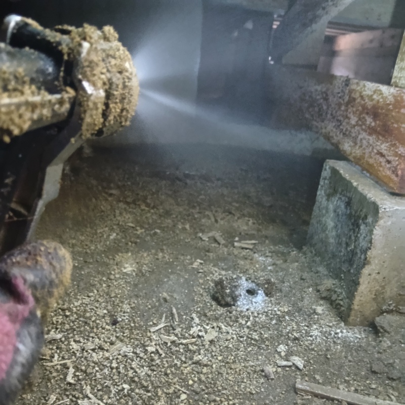 地面にシロアリ駆除剤を散布