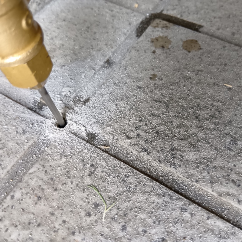 玄関床に穴を開けてシロアリ駆除剤を注入