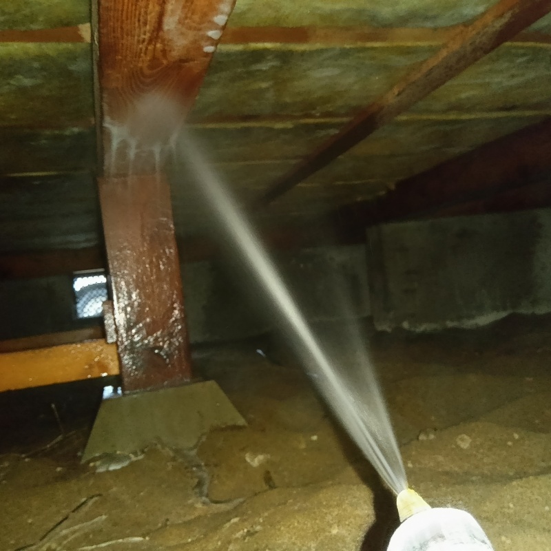 床下断熱材にシロアリ駆除剤を散布