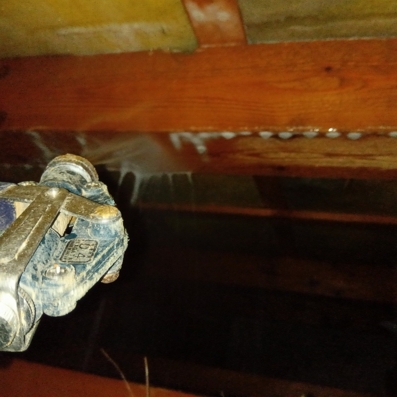 床下木材にシロアリ駆除剤を散布