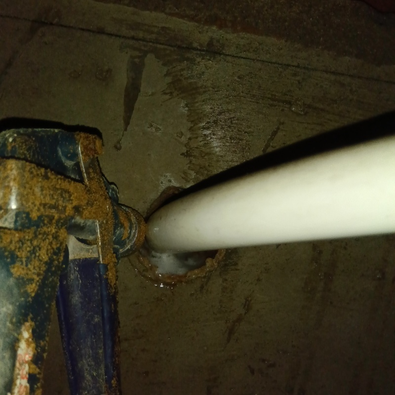 基礎にシロアリ駆除剤を散布