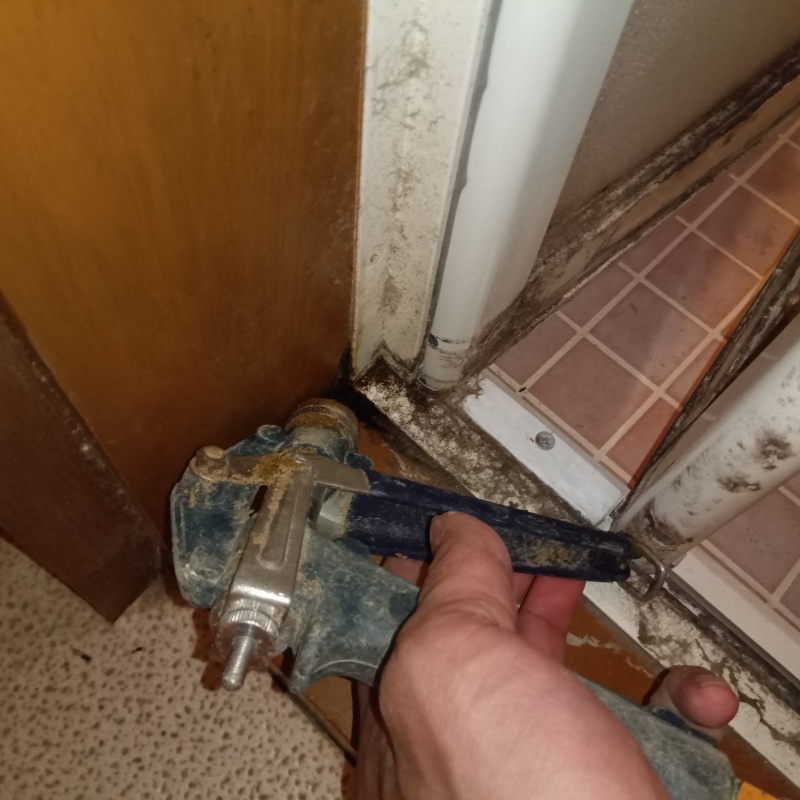 床の目地からシロアリ駆除剤を注入