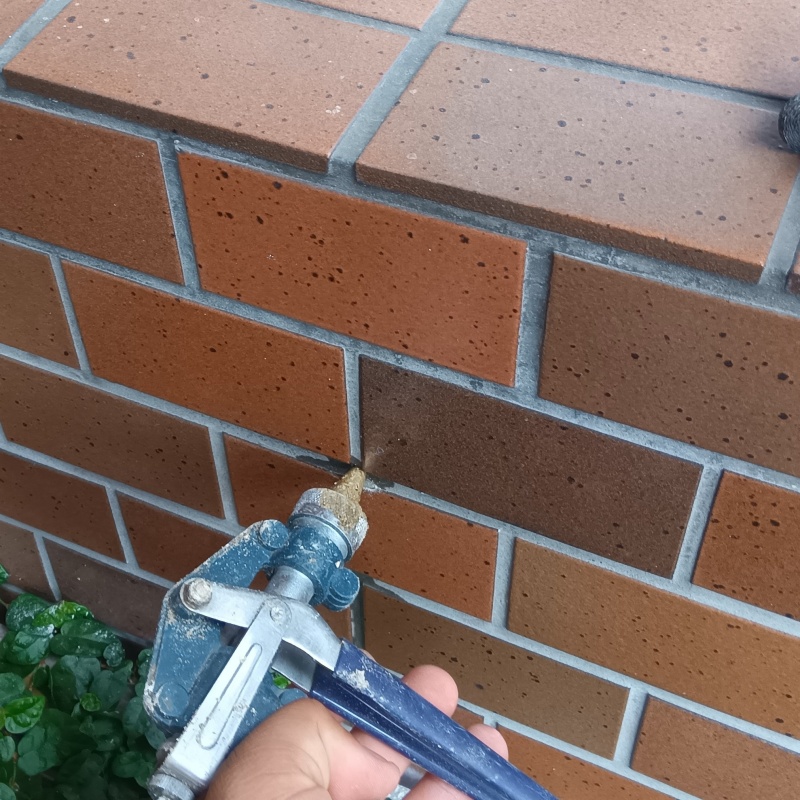 壁内部に直接シロアリ駆除剤を注入