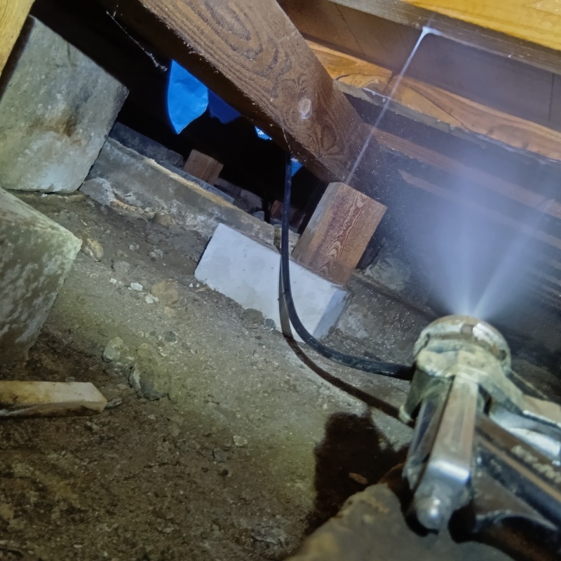 床下木材にシロアリ駆除剤を散布