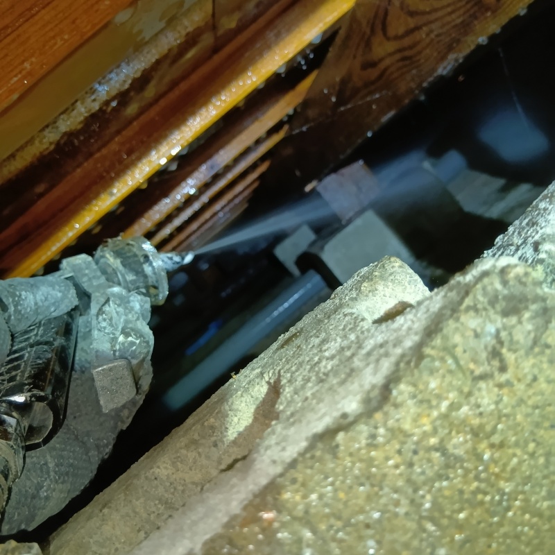 基礎にシロアリ駆除剤を散布