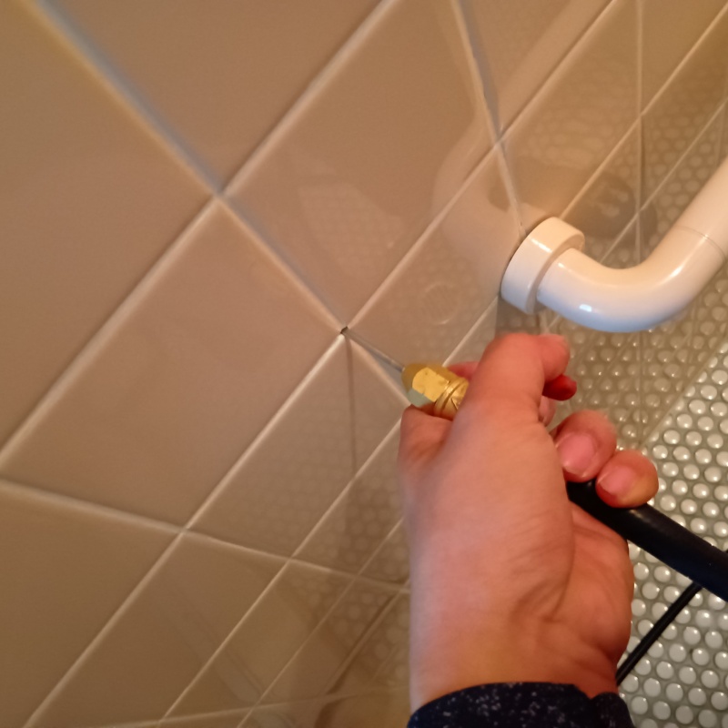 トイレ壁に穴を開けてシロアリ駆除剤を注入