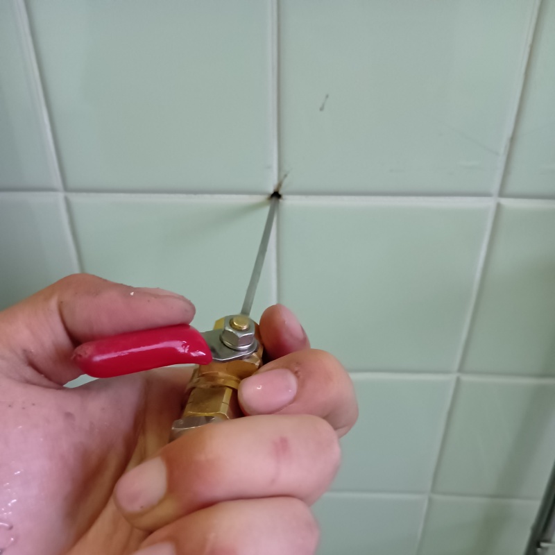 浴室壁に穴を開けてシロアリ駆除剤を注入