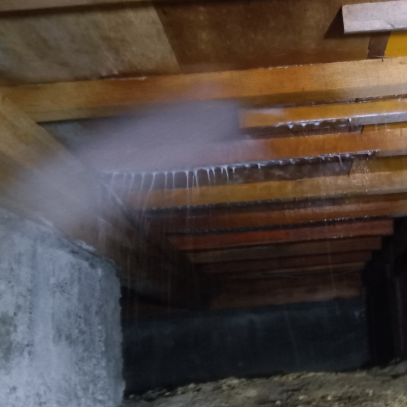 床下木材にシロアリ駆除剤を散布