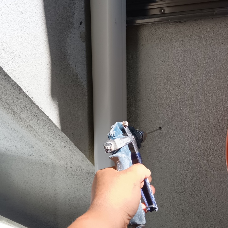 壁材に穴を開けてシロアリ駆除剤を注入