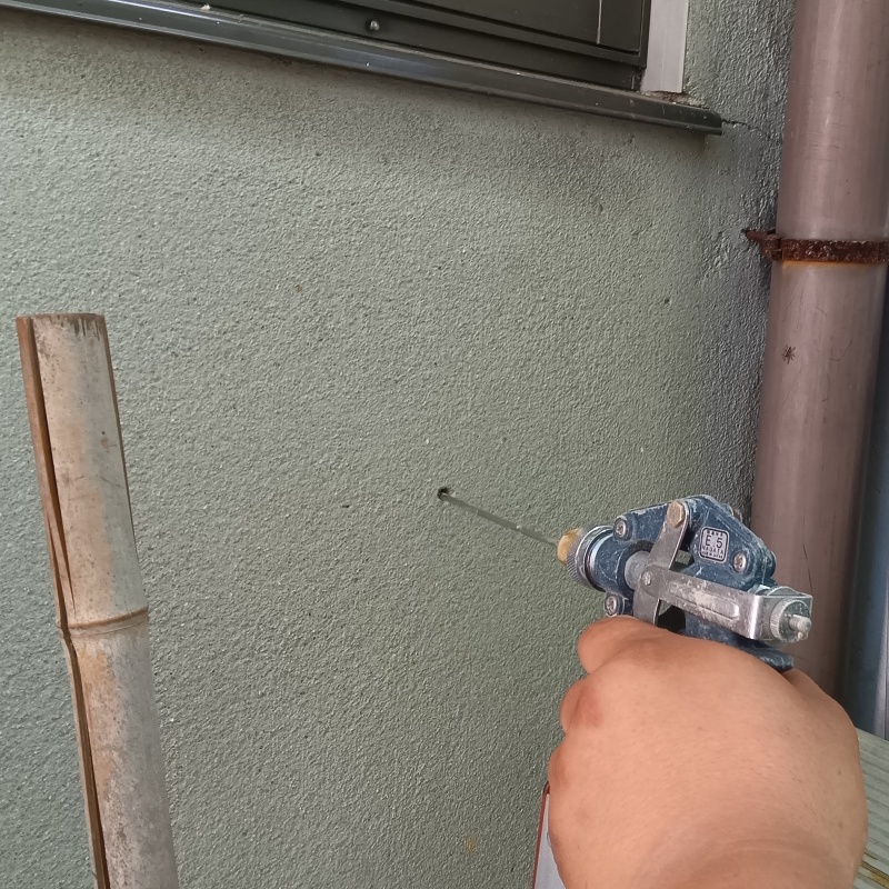 壁内部に直接シロアリ駆除剤を注入