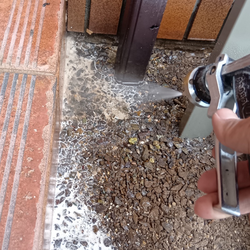 建物外周の土壌に防蟻剤を散布