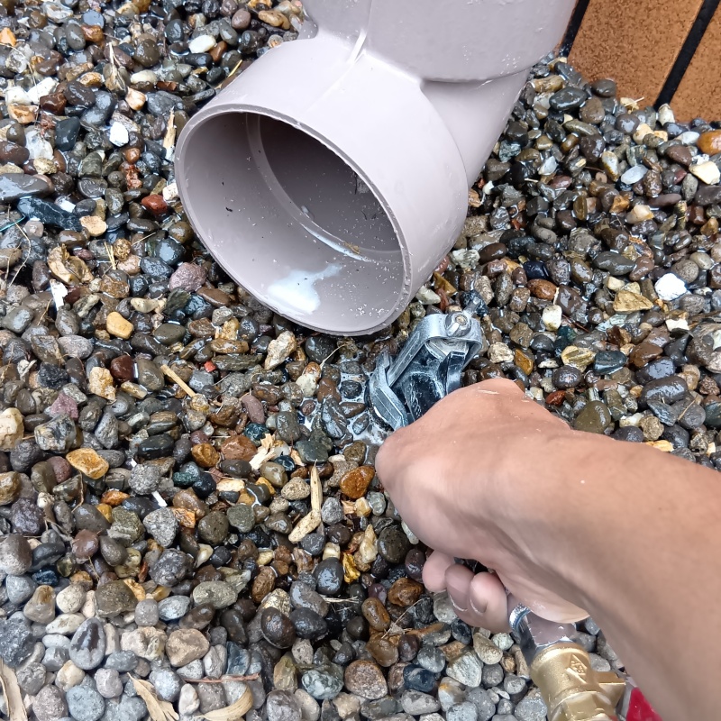 建物外周の土壌に防蟻剤を吹き付けている様子