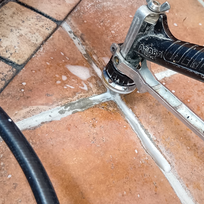 玄関床に穴を開けて防蟻剤を注入