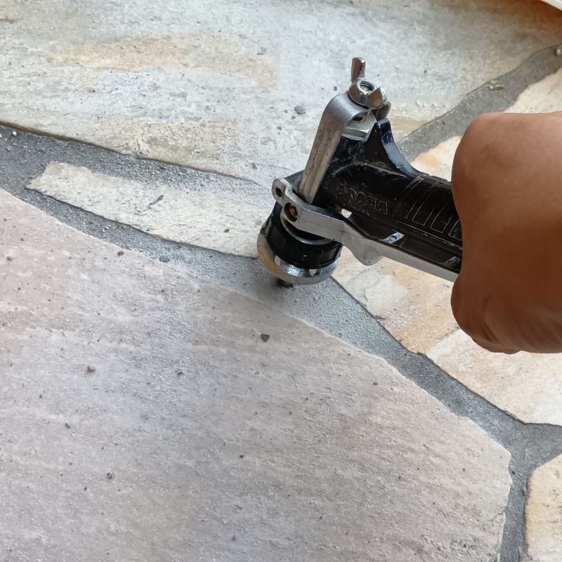 玄関床の目地から防蟻剤を注入