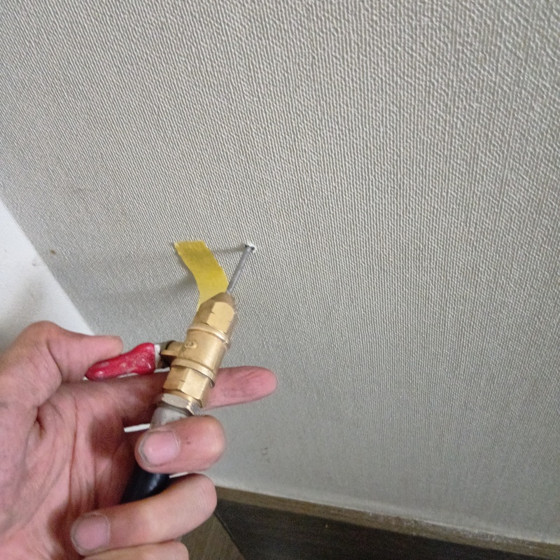 壁材に穴を開けてシロアリ駆除剤を注入