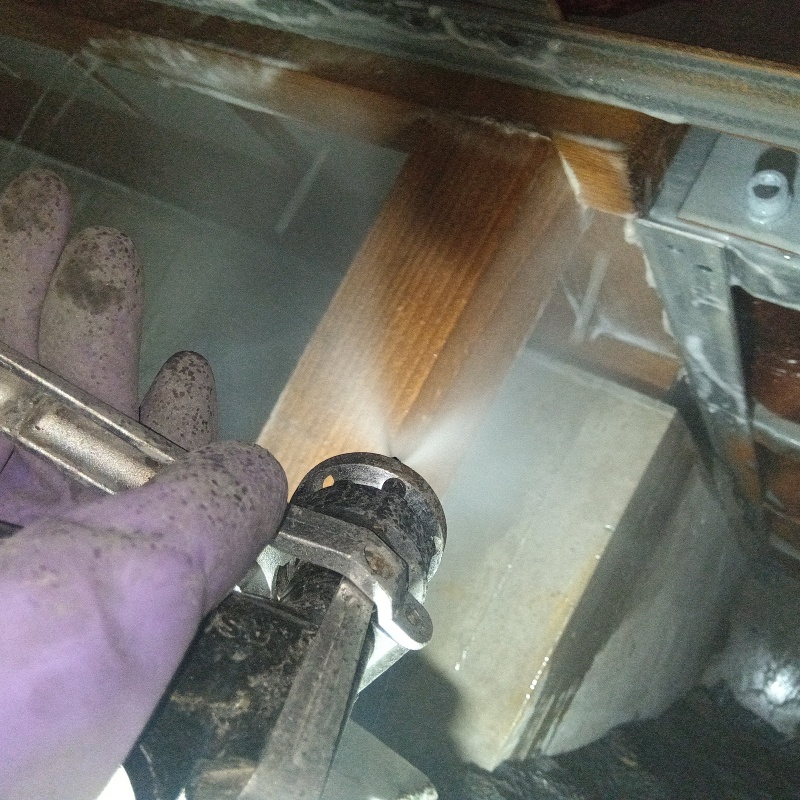 床下木材にシロアリ駆除剤を散布