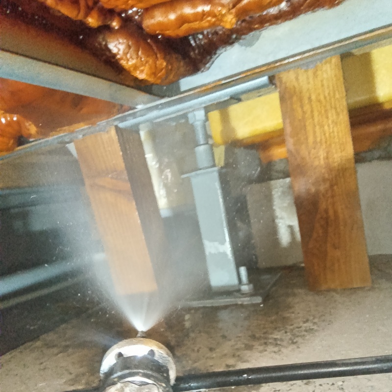 床下木材にシロアリ駆除剤を吹き付けている様子