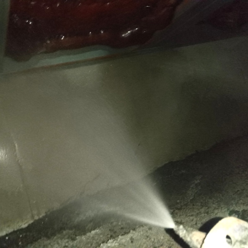 基礎にシロアリ駆除剤を散布