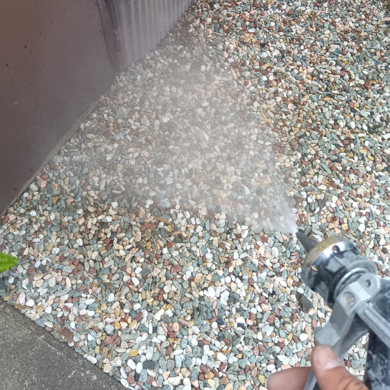 建物外周の土壌にシロアリ駆除剤を散布