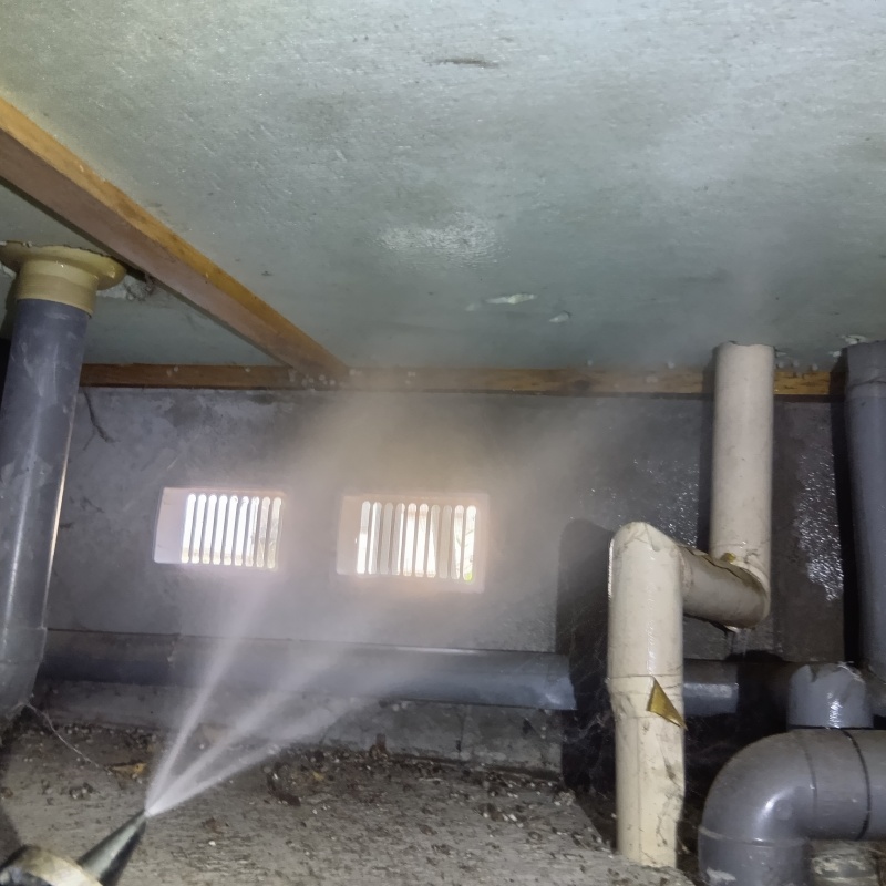 床下木材にシロアリ駆除剤を散布