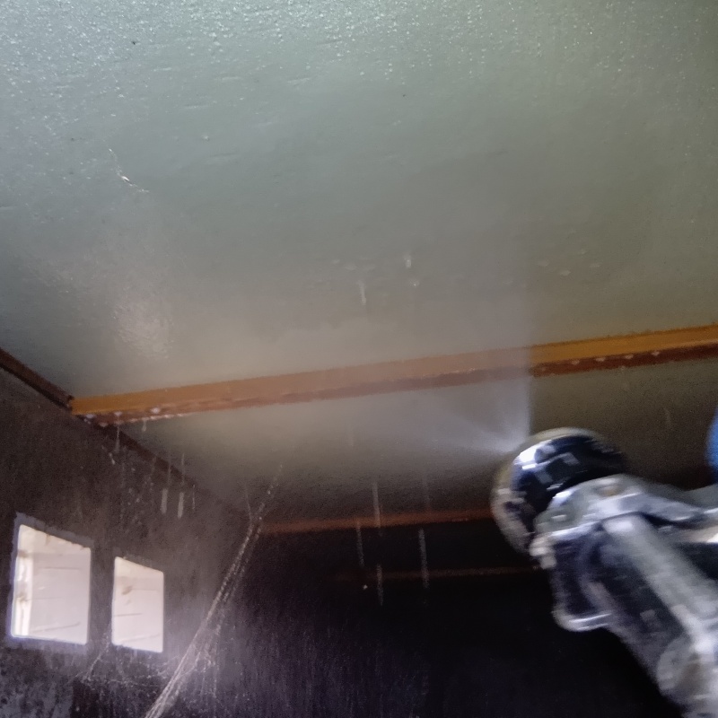 床下断熱材にシロアリ駆除剤を散布