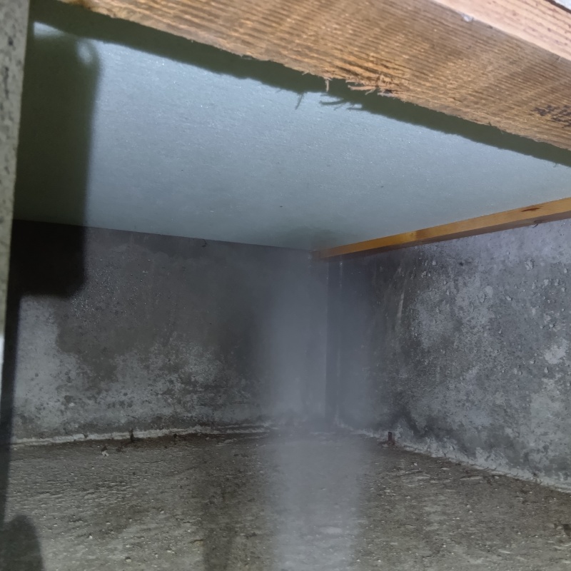 基礎にシロアリ駆除剤を散布