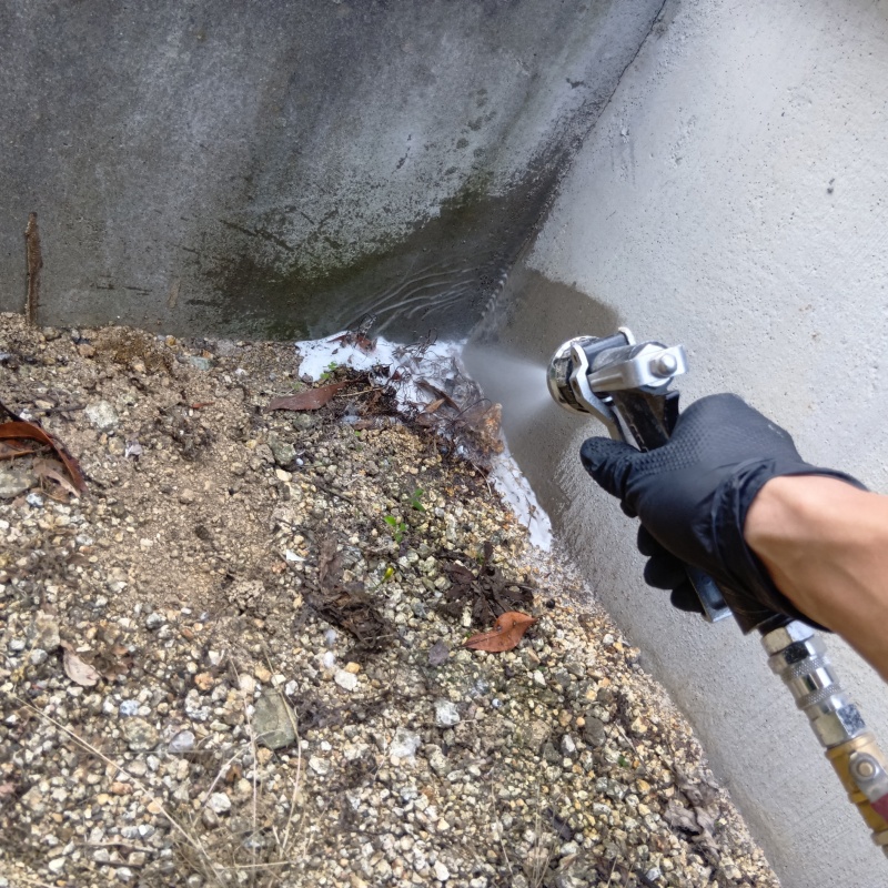 建物外周の土壌にシロアリ駆除剤を散布