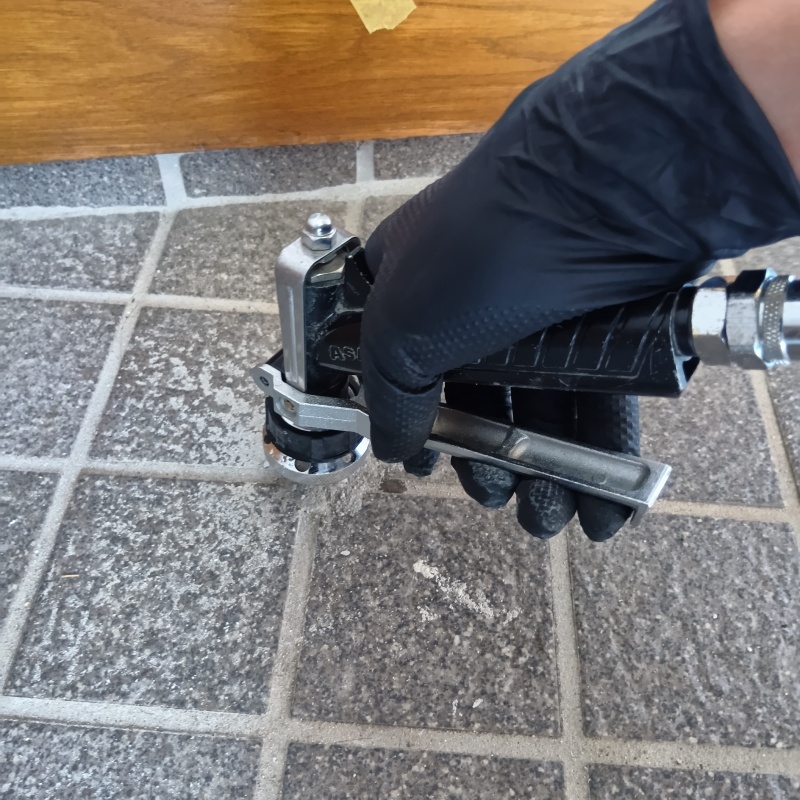 玄関床に穴を開けてシロアリ駆除剤を注入