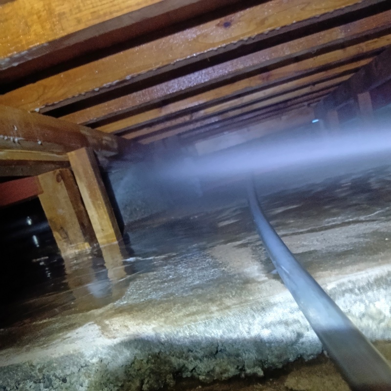 基礎にシロアリ駆除剤を散布