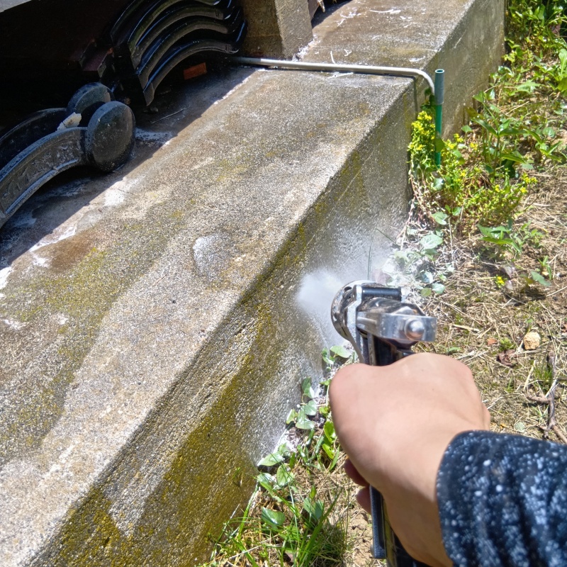 基礎まわりにシロアリ駆除剤を散布