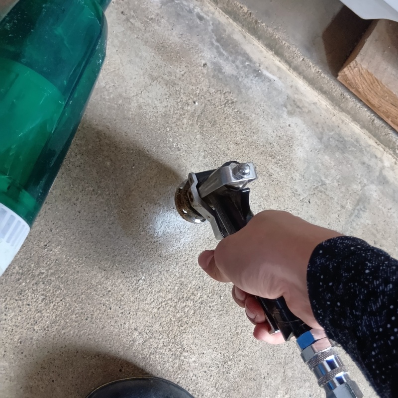 コンクリートに穴を開けてシロアリ駆除剤を注入