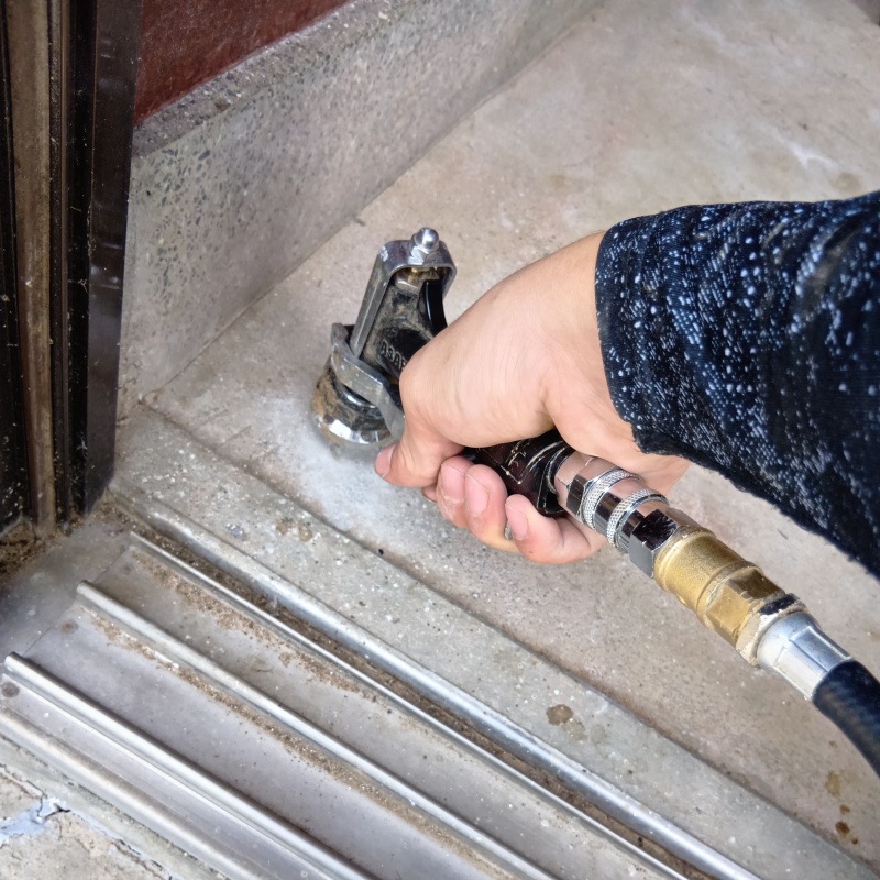 玄関床に穴を開けてシロアリ駆除剤を注入