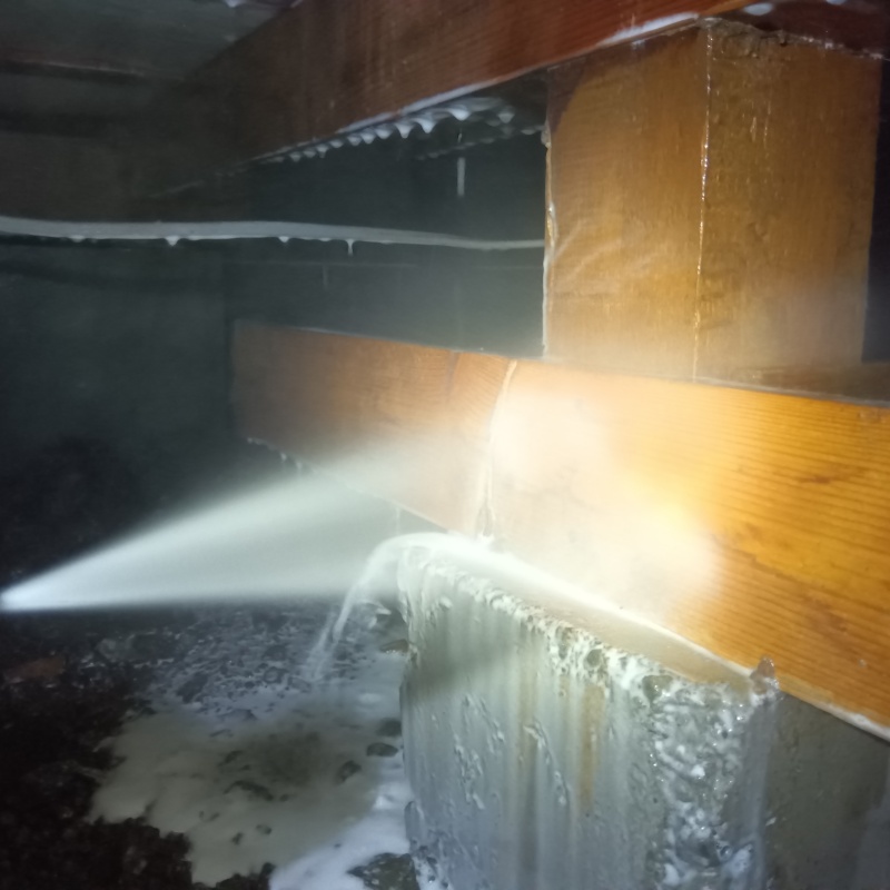 床下木材にシロアリ駆除剤を散布