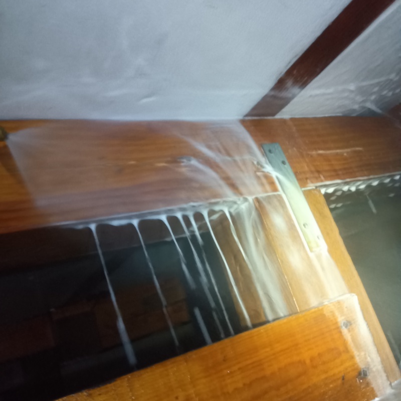 床下断熱材にシロアリ駆除剤を散布