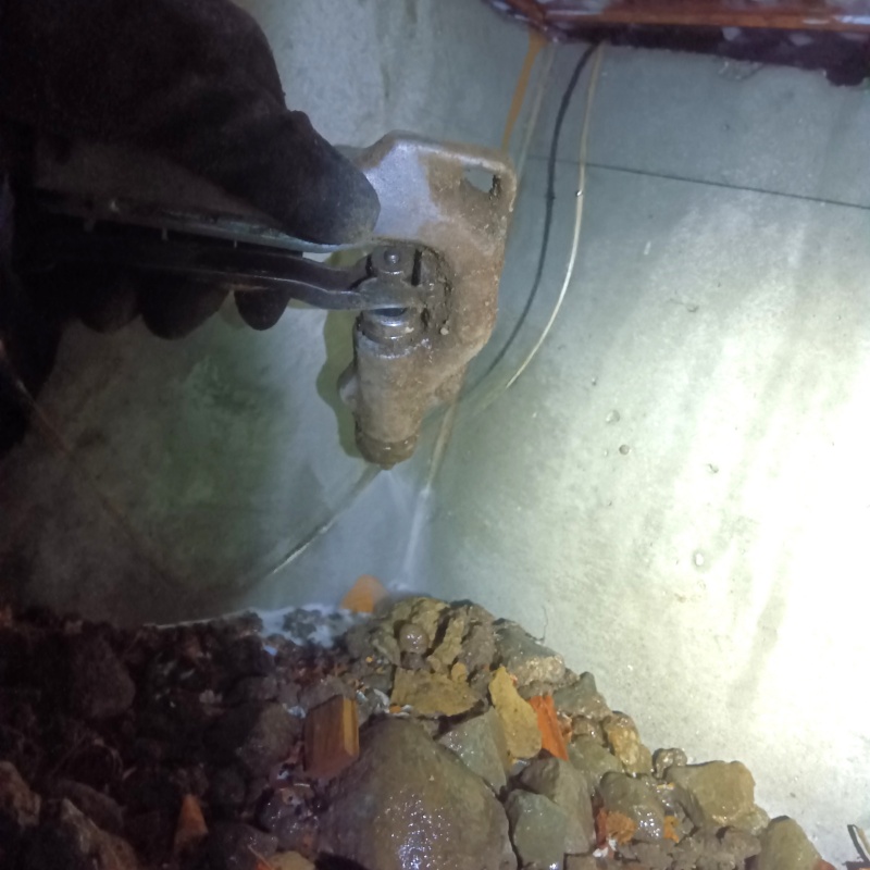 地面・基礎にシロアリ駆除剤を散布