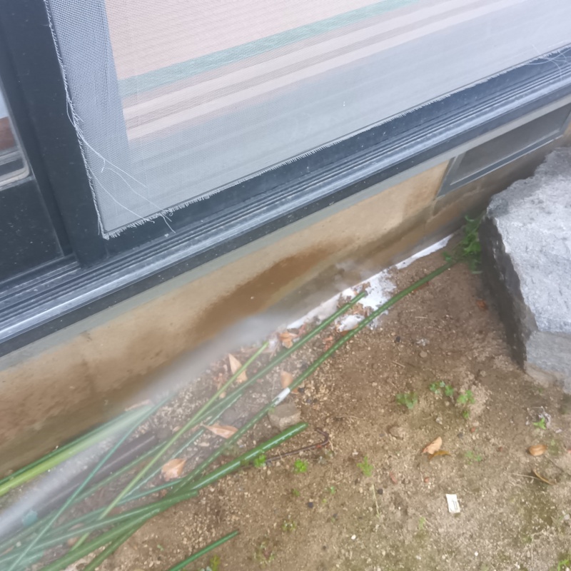 基礎まわりにシロアリ駆除剤を散布