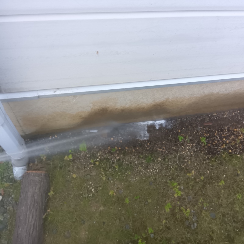 建物外周の土壌にシロアリ駆除剤を散布