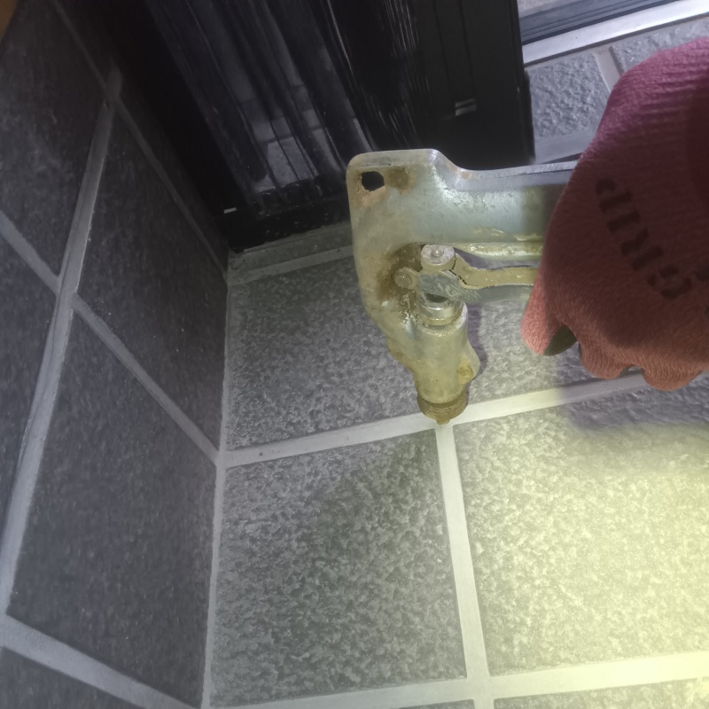 玄関床の目地からシロアリ駆除剤を注入