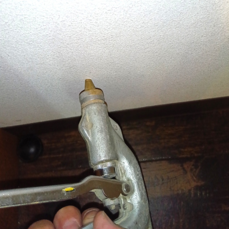 壁材に穴を開けてシロアリ駆除剤を注入