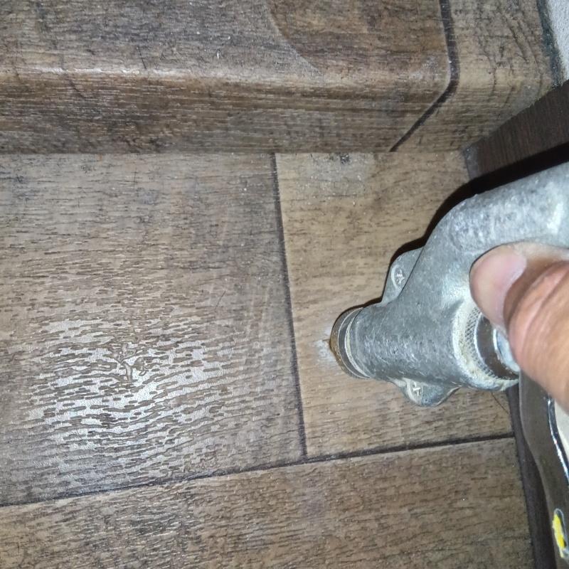 フローリングに穴を開けてシロアリ駆除剤を注入