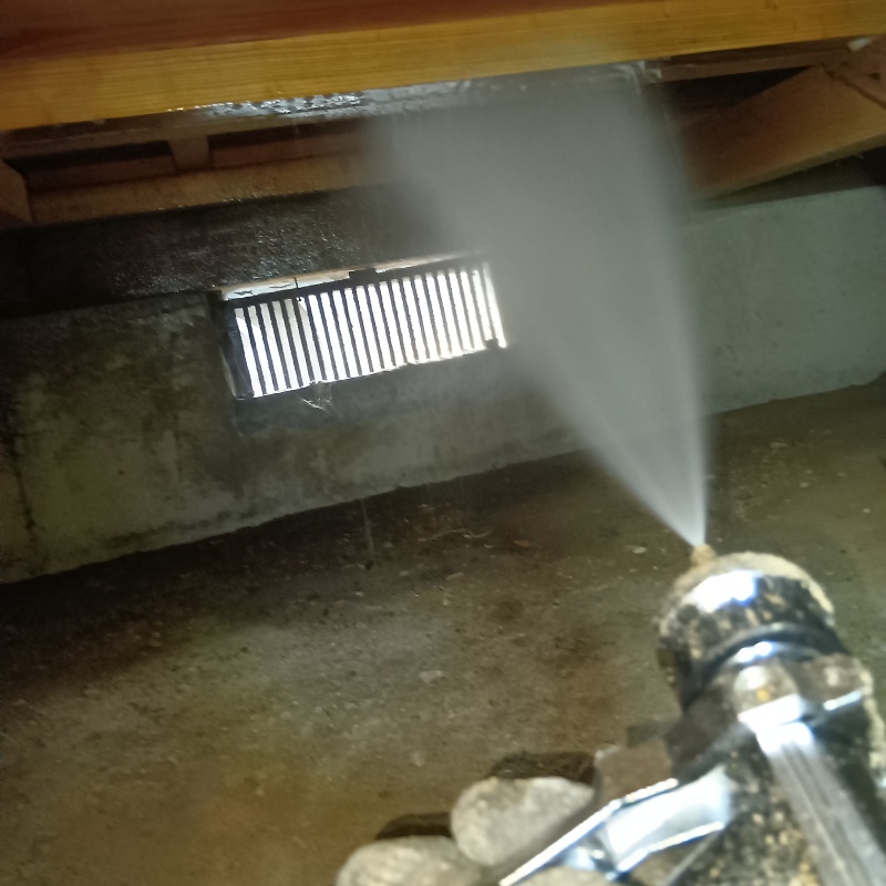 床下木材にシロアリ駆除剤を散布