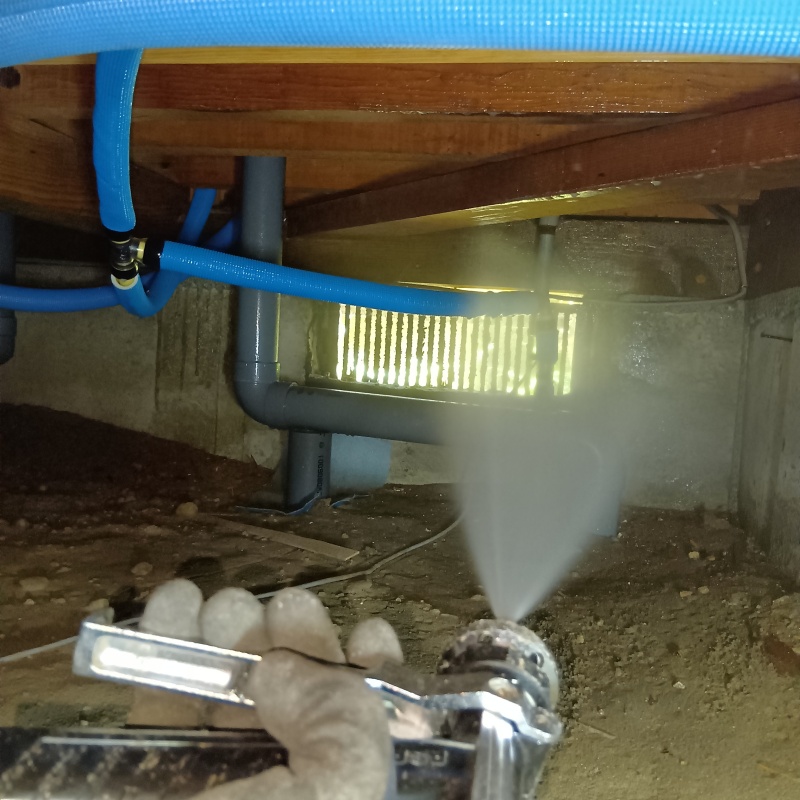 床下木材にシロアリ駆除剤を散布