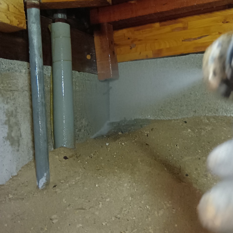 地面・基礎にシロアリ駆除剤を散布