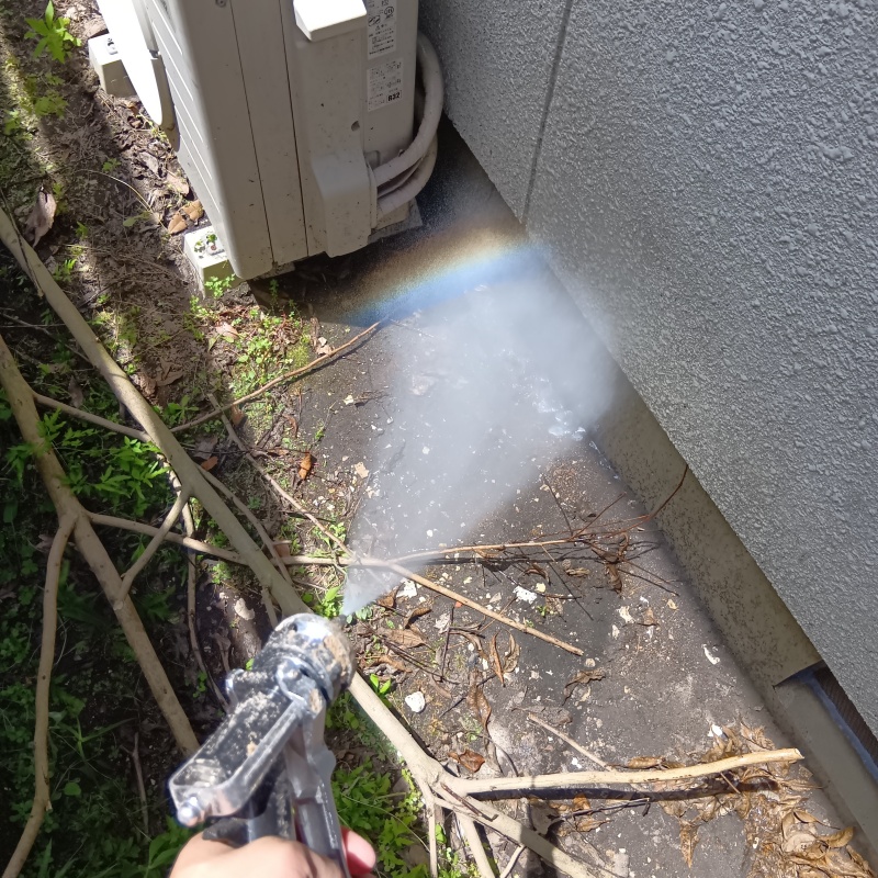 建物外周の土壌にシロアリ駆除剤を散布