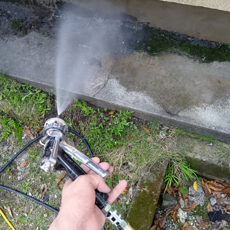 基礎まわりにシロアリ駆除剤を散布